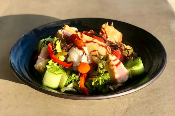 Fresh Half-Seared Tuna Salad with lightly seared tuna, crisp salad and delicate Japanese flavours, served at The Meet Up in Cascavelle, Mauritius.