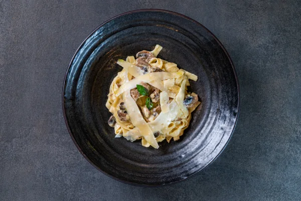 Creamy Tagliatelle Alfredo with rich Alfredo sauce, Parmesan cheese and authentic Italian flavours, served at The Meet Up in Cascavelle, Mauritius.