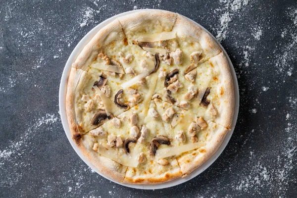 Freshly baked Pizza Alfredo with creamy Alfredo sauce, mozzarella and rich Italian flavours, served at The Meet Up in Cascavelle, Mauritius.