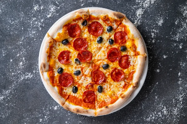 Freshly baked Pizza Diavola with spicy salami, mozzarella and bold Italian flavours, served at The Meet Up in Cascavelle, Mauritius.
