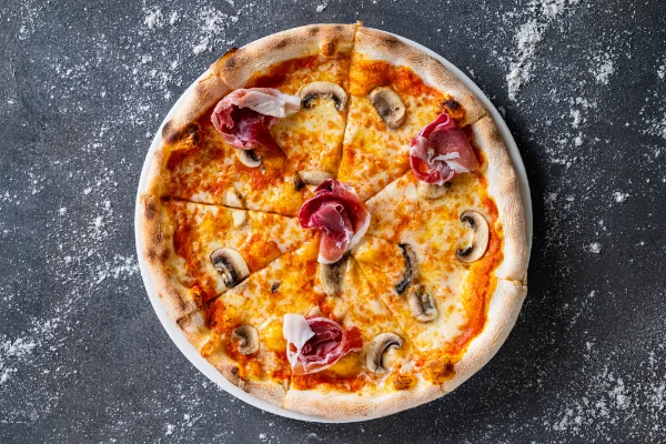 Freshly baked Pizza Regina with ham, mushrooms, mozzarella and classic Italian flavours, served at The Meet Up in Cascavelle, Mauritius.